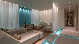 foto spa bereich mit liegen und weissen vorhängen im boden viele bereiche mit klaren hellblauen wasser gibt den eindruck als würden die boden platten schwimmen im luxuriösen hochklassigen exklusiven designer hotel santa marina auf mykonos in griechenland 